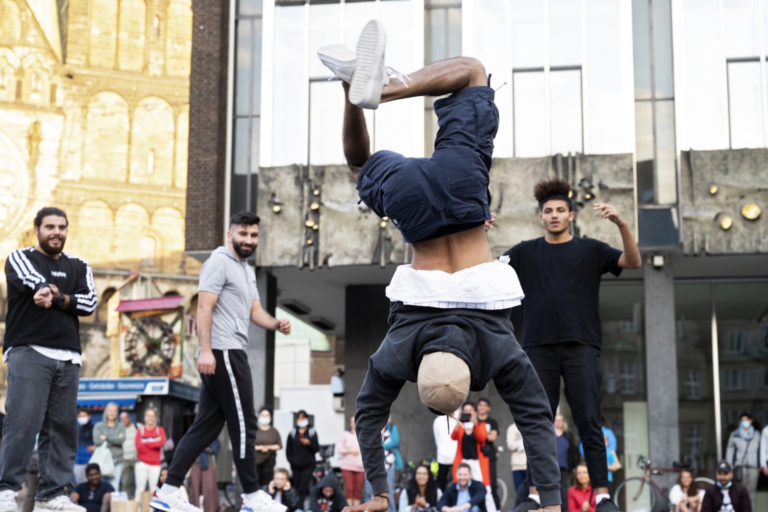 Breakdancer*innen auf einem belebten Platz