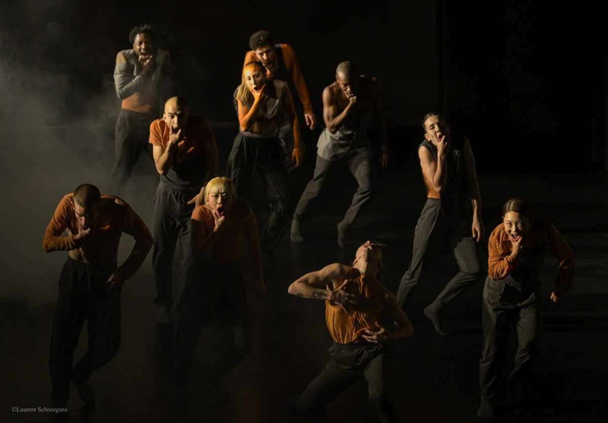 Eine gruppe T&auml;nzer*innen im B&uuml;hnennebel