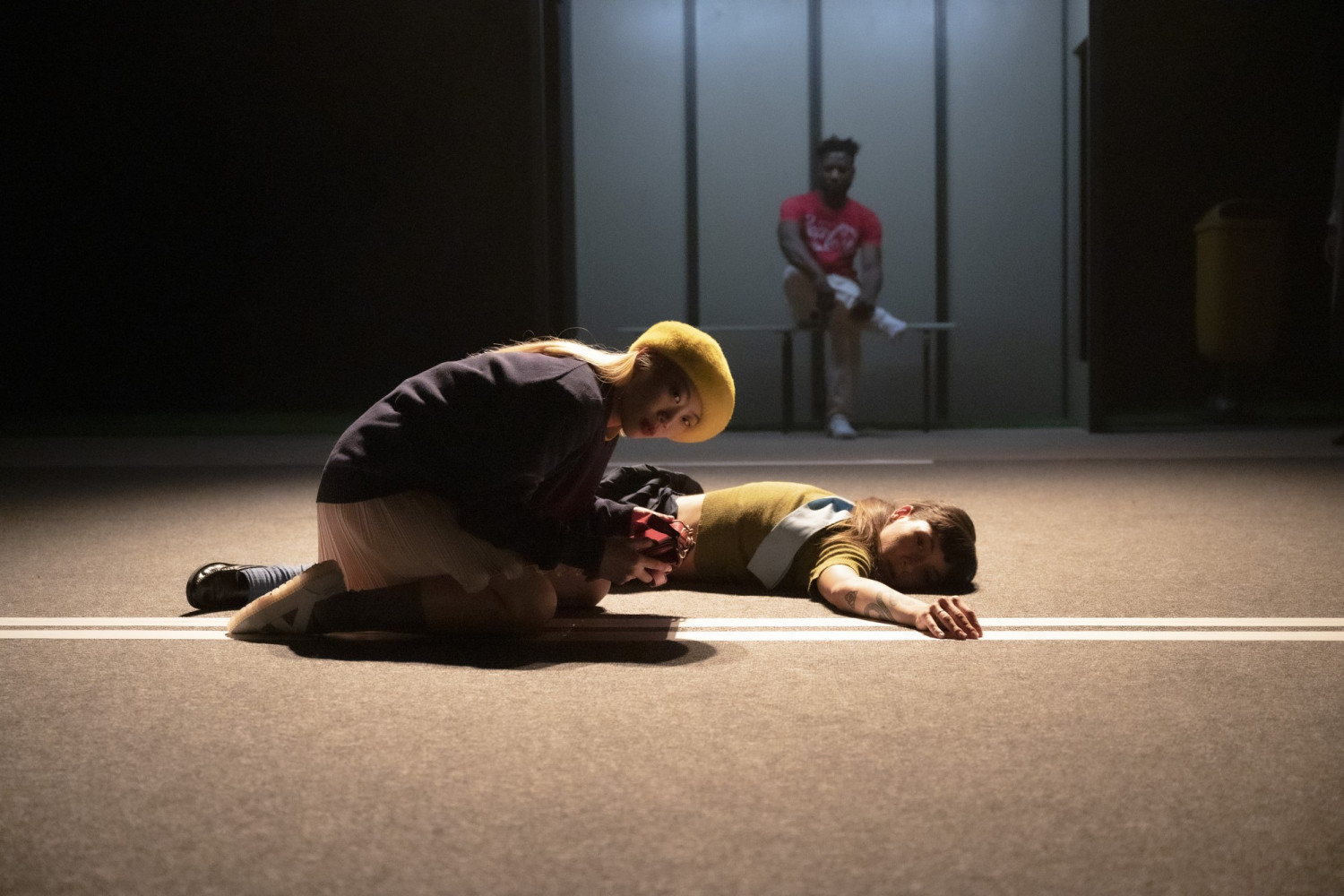 Ein B&uuml;hnenbild mit Bushaltestelle