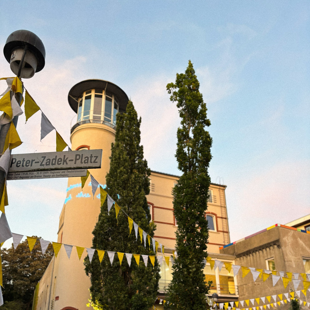 Das Stra&szlig;enschild "Peter-Zadek-Platz" in der Abendsonne