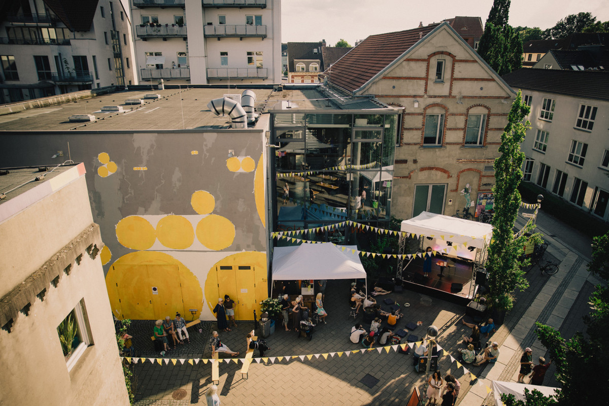 Ein Sommerfest auf dem Peter-Zadek-Platz aus der Vogelperspektive