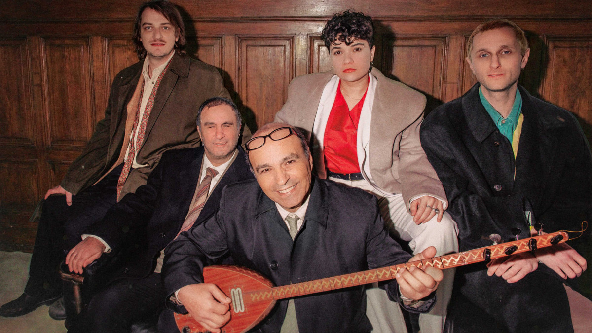 Ein Gruppenfoto von Ata Canani mit Band