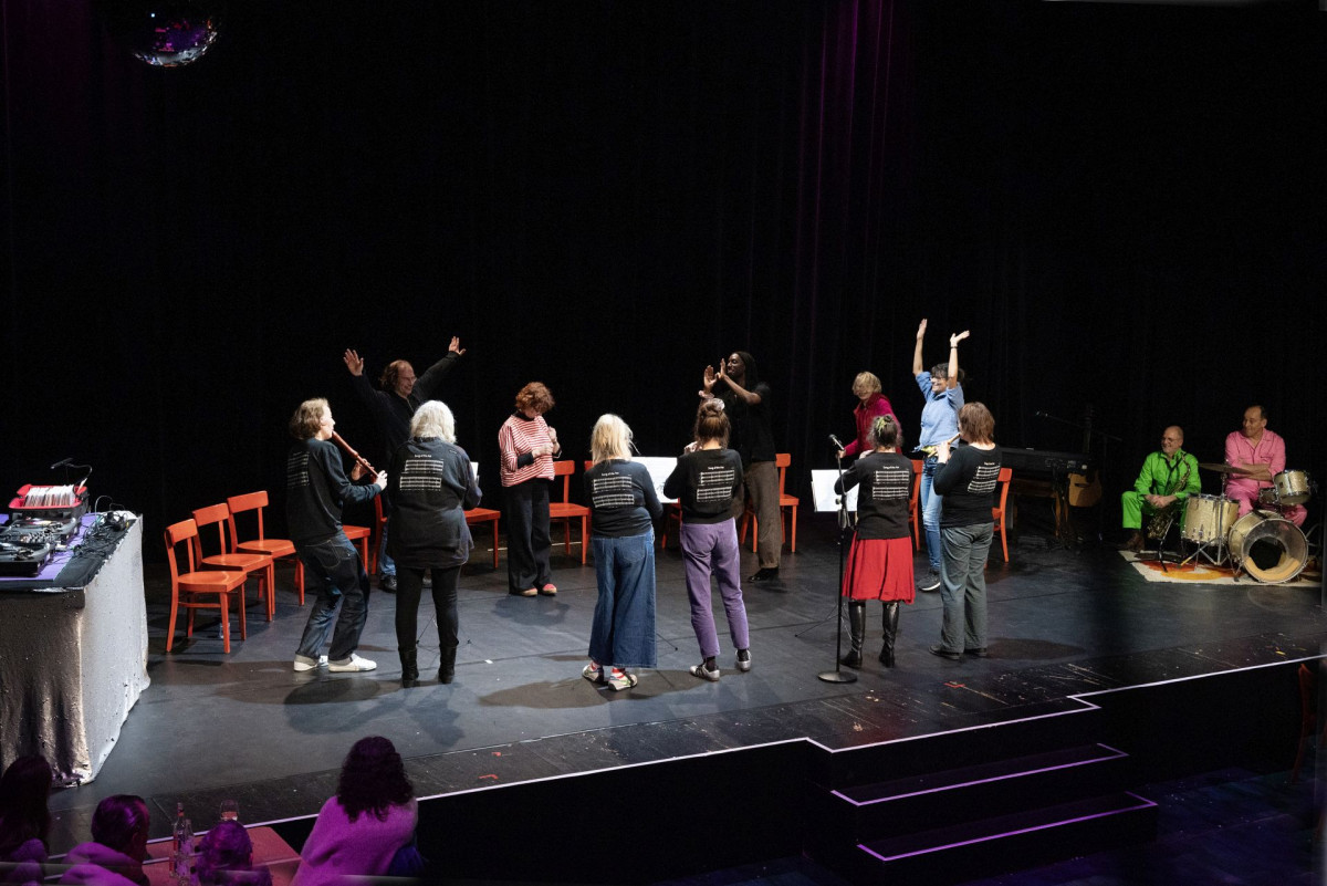 Die Guppe Meine Blockfl&ouml;te und WIR lachend auf der B&uuml;hne