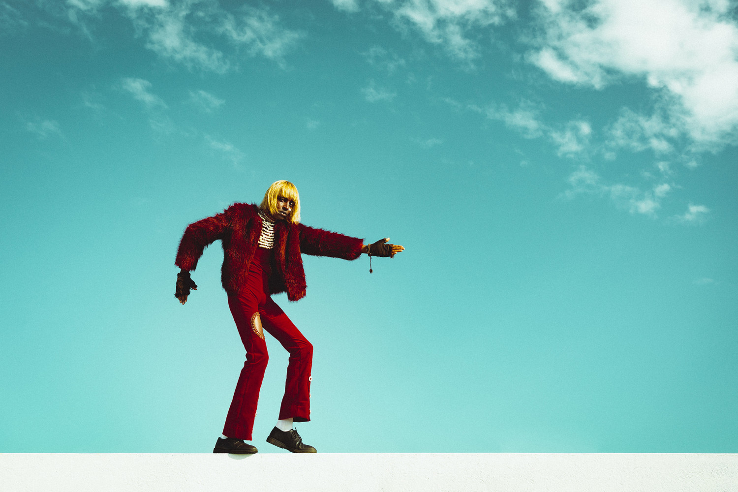 Kabeaush&eacute; tanzt vor strahlend blauem Himmel