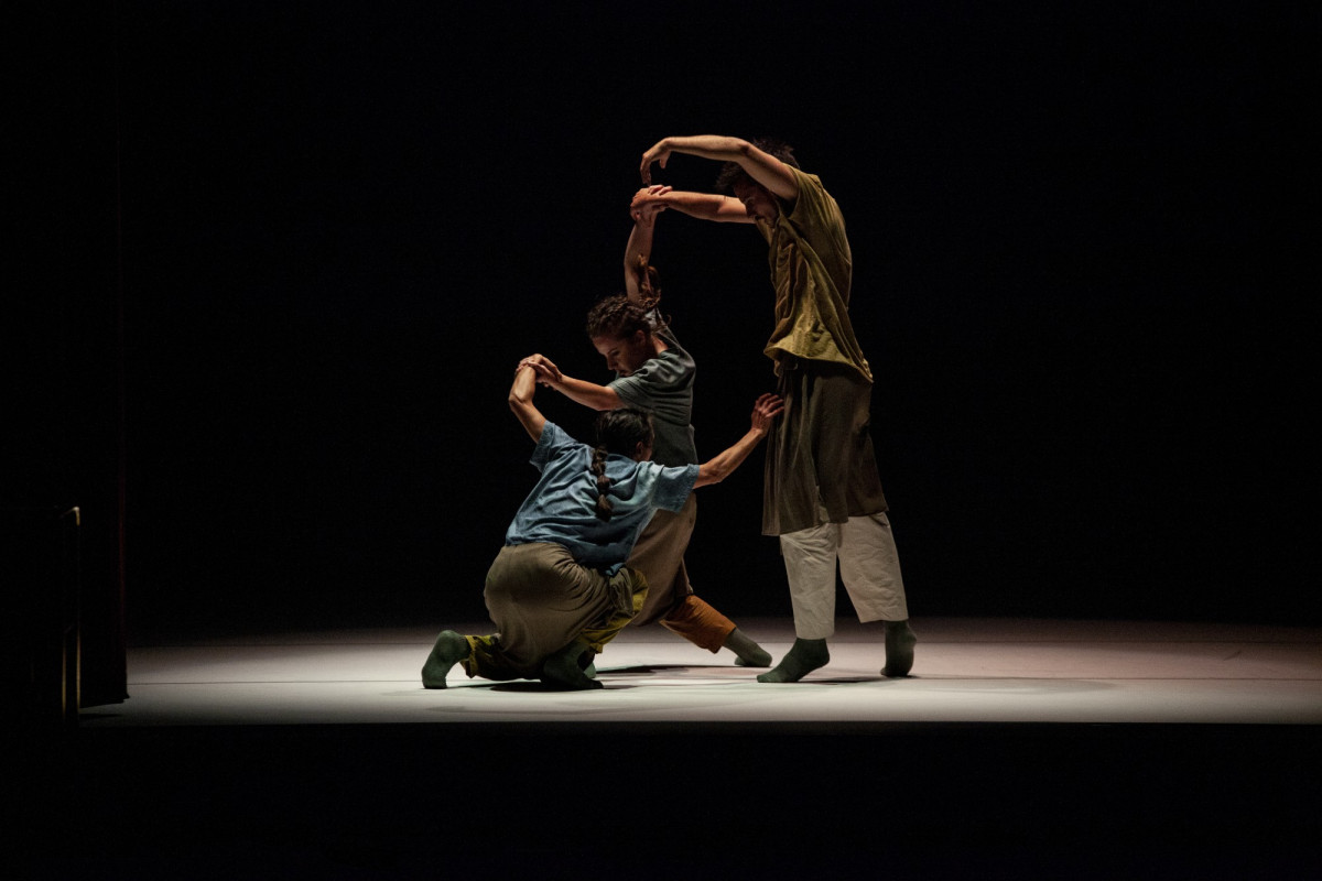 Drei T&auml;nzer*innen in verschlungener Pose