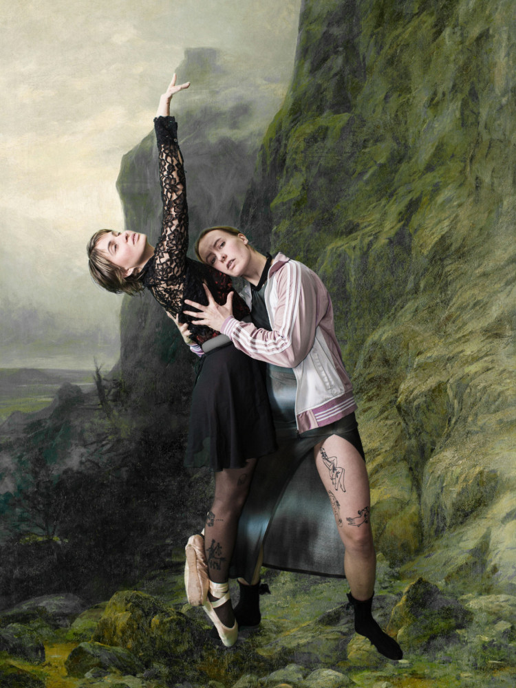 Zwei Performer*innen in dramatischer Pose an einem Felsen