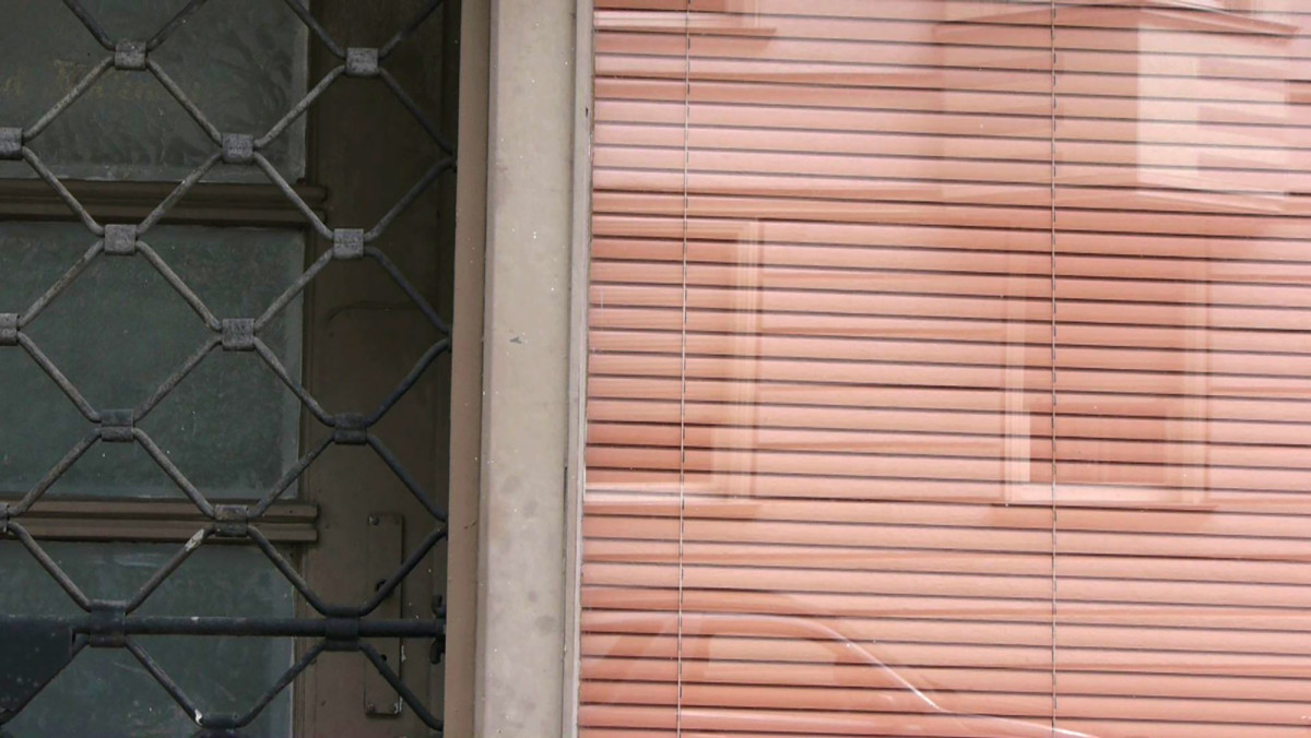 Filmstill aus dem Film "Tiefensch&auml;rfe". Nahaufnahme eines verlassenen Gesch&auml;fts, das Tatort eines NSU-Mordes war.