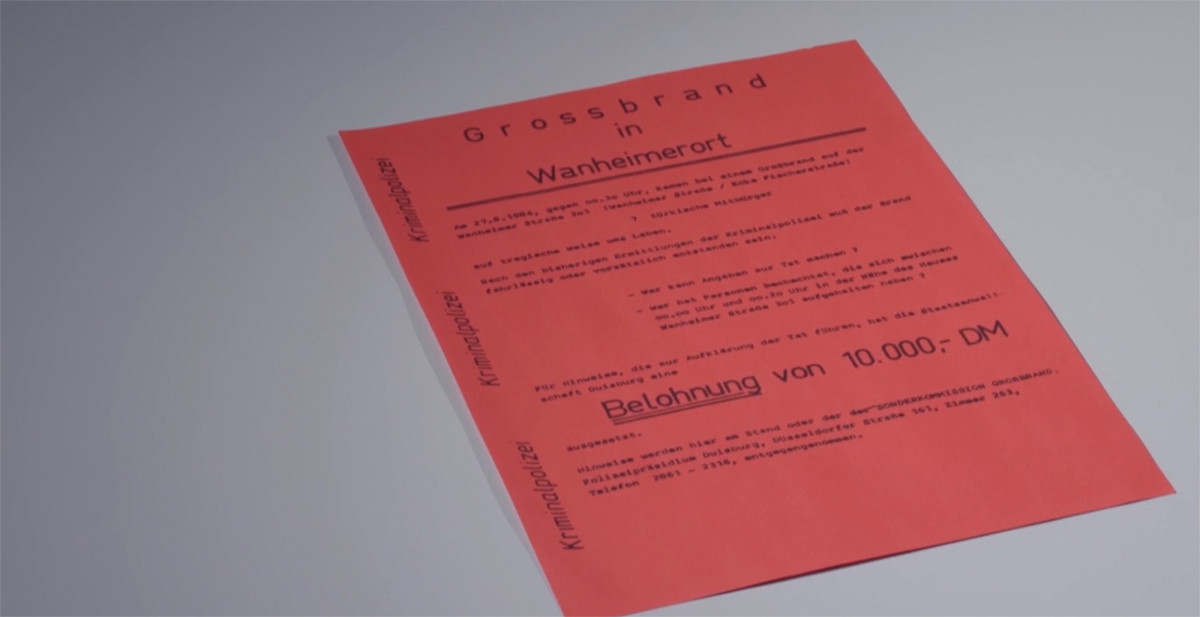 Eine Szene aus "Dunkelfeld", in der man ein Schreiben der Kriminalpolizei sieht, die eine Belohnung ausschreibt f&uuml;r Hinweise zur Tat.