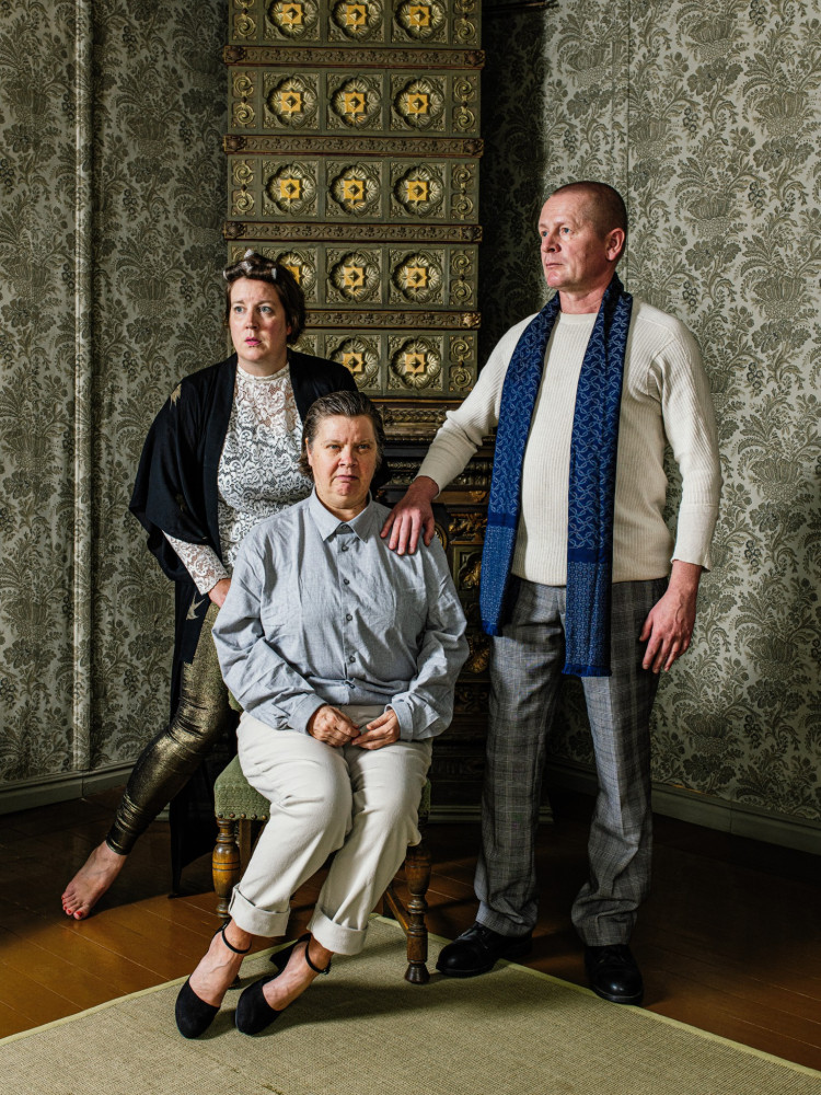 Drei Performer*innen in einem Kaminzimmer