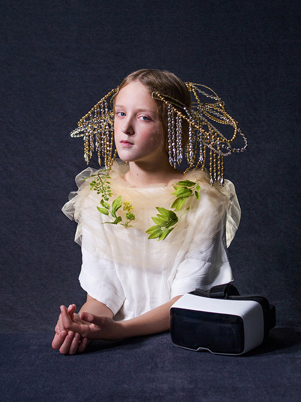 EIn M&auml;dchen mit Kopfschmuck neben einer VR-Brille