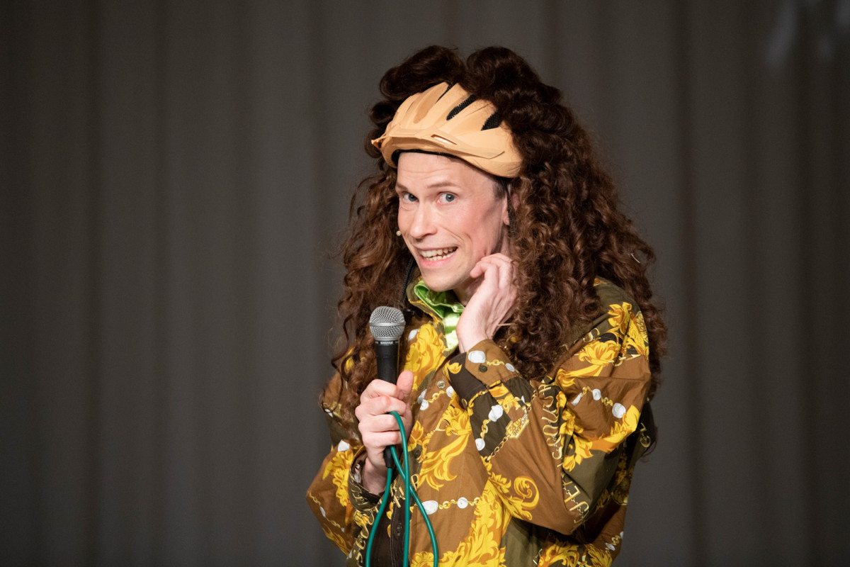 Hendrik Quast mit brauner Lockenm&auml;hne, die an einem Fahrradhelm befestigt ist