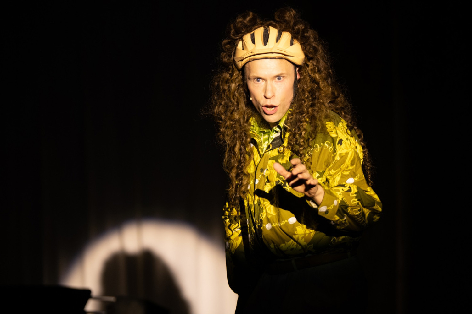 Hendrik Quast mit brauner Lockenm&auml;hne, die an einem Fahrradhelm befestigt ist