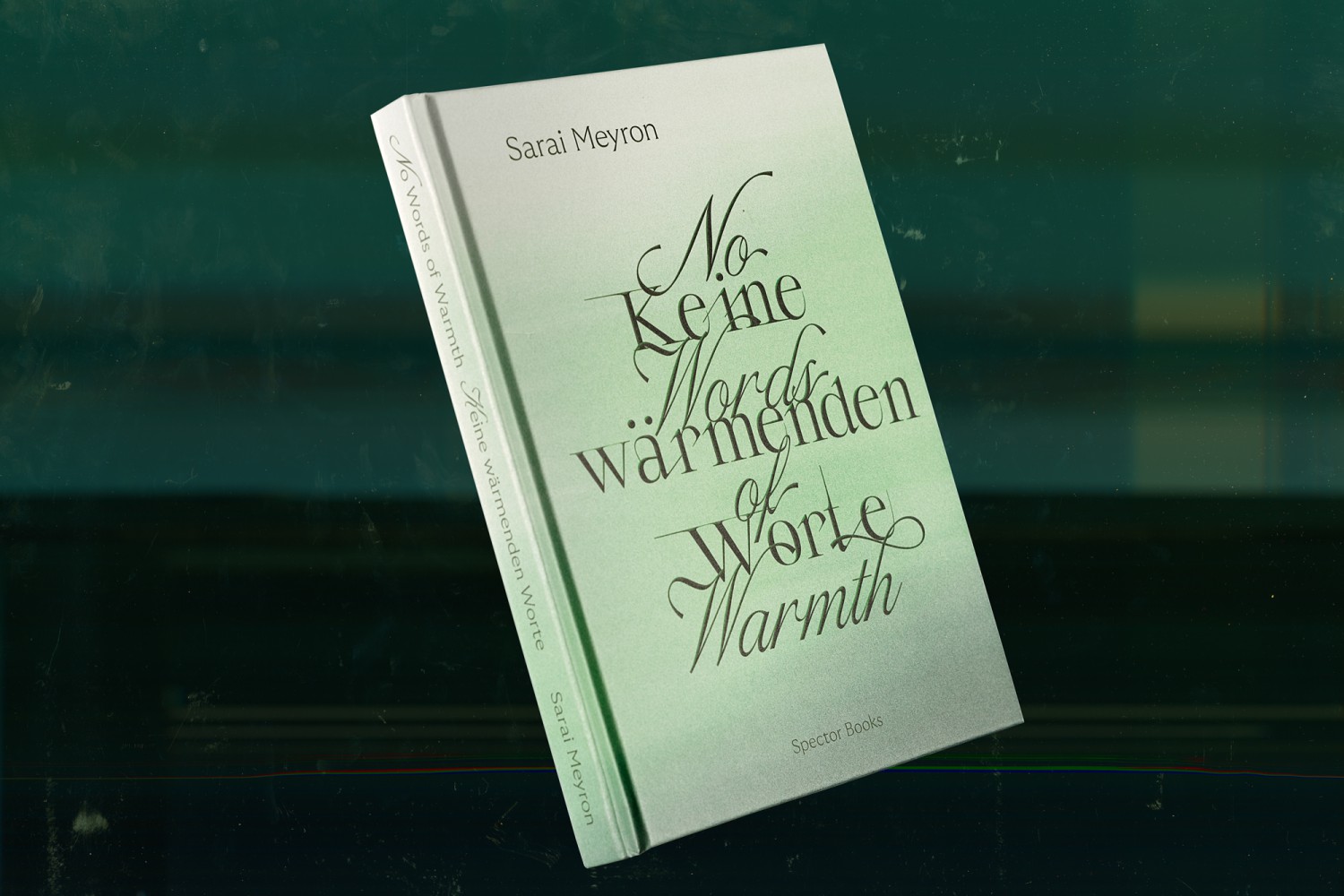 Das Buch "Keine wärmenden Worte" vor schwarzwem Hintergrund