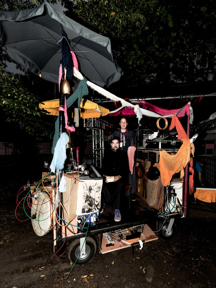 Veit Sprenger und Thies Mynther auf einer fahrbaren Konzertb&uuml;hne