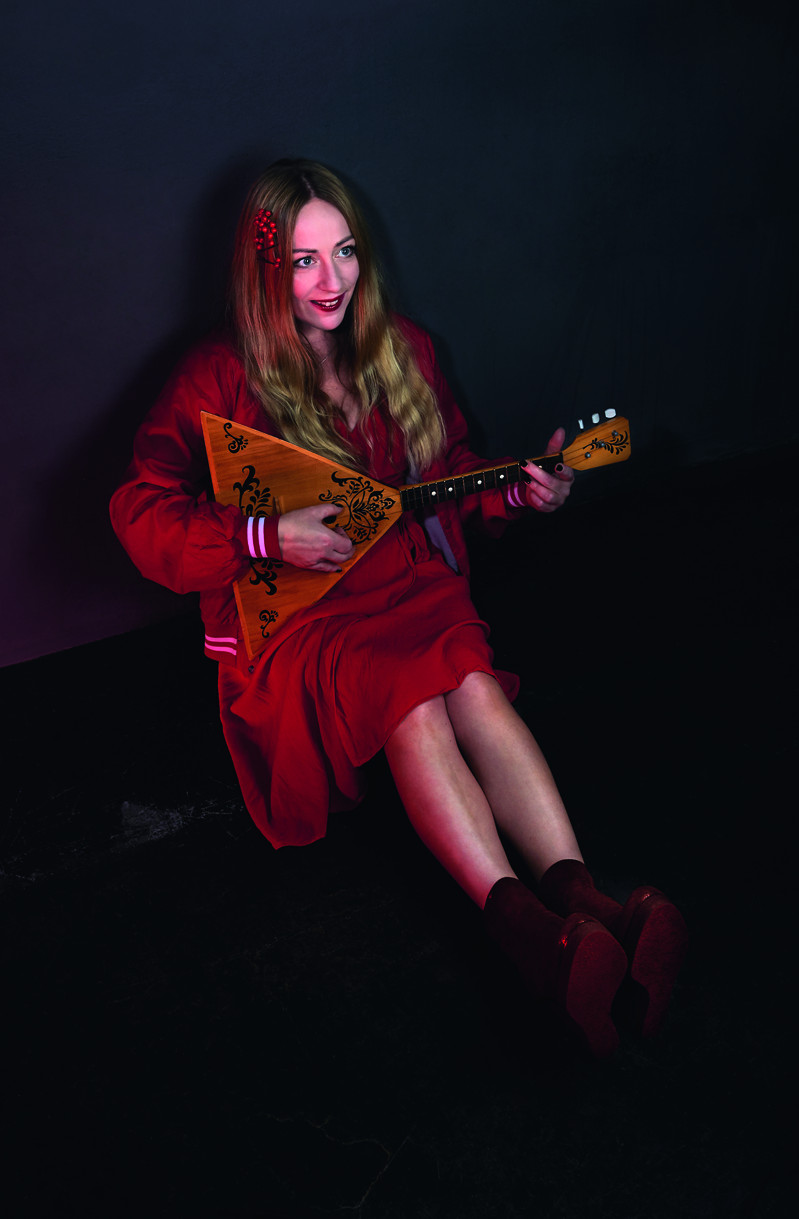 Kutzkelina mit einem Saitenintrument