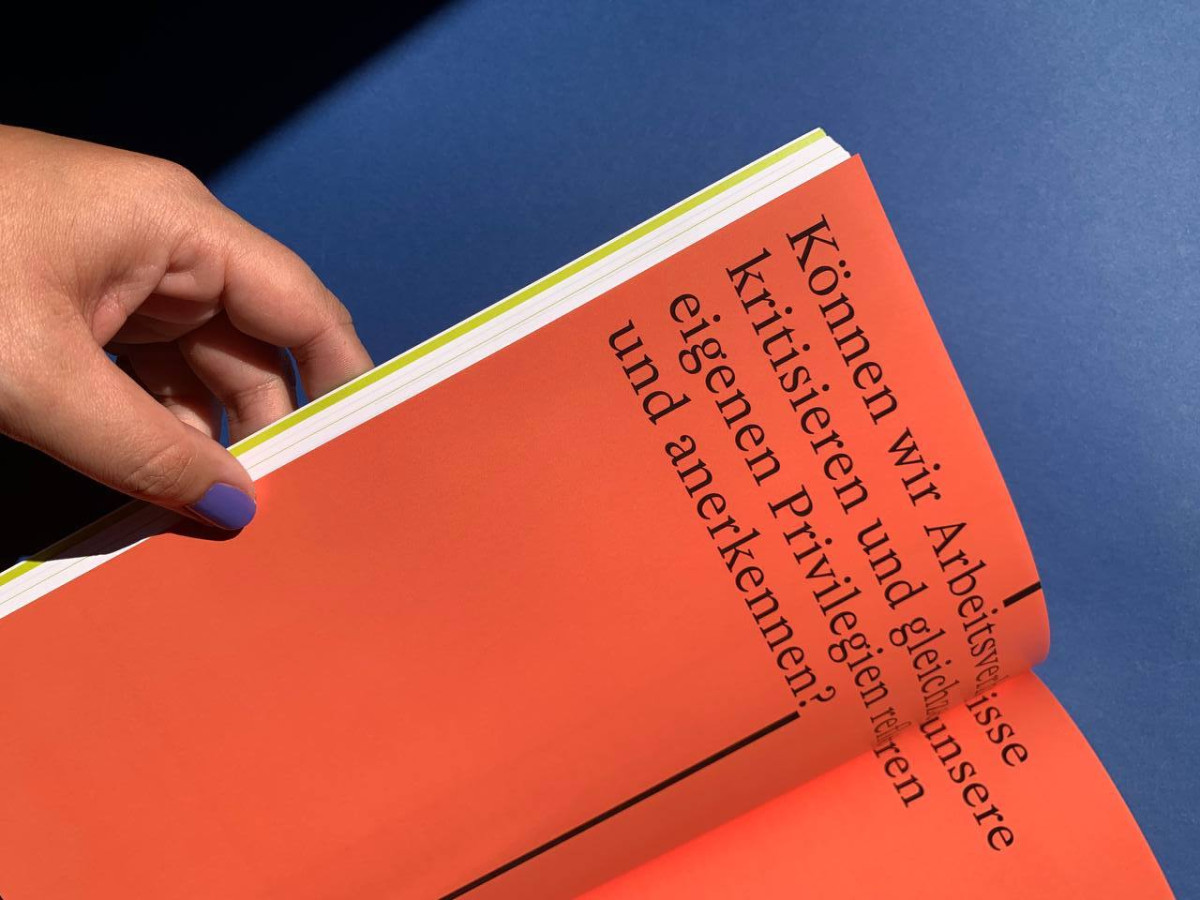 Ein aufgeschlagenes Magazin