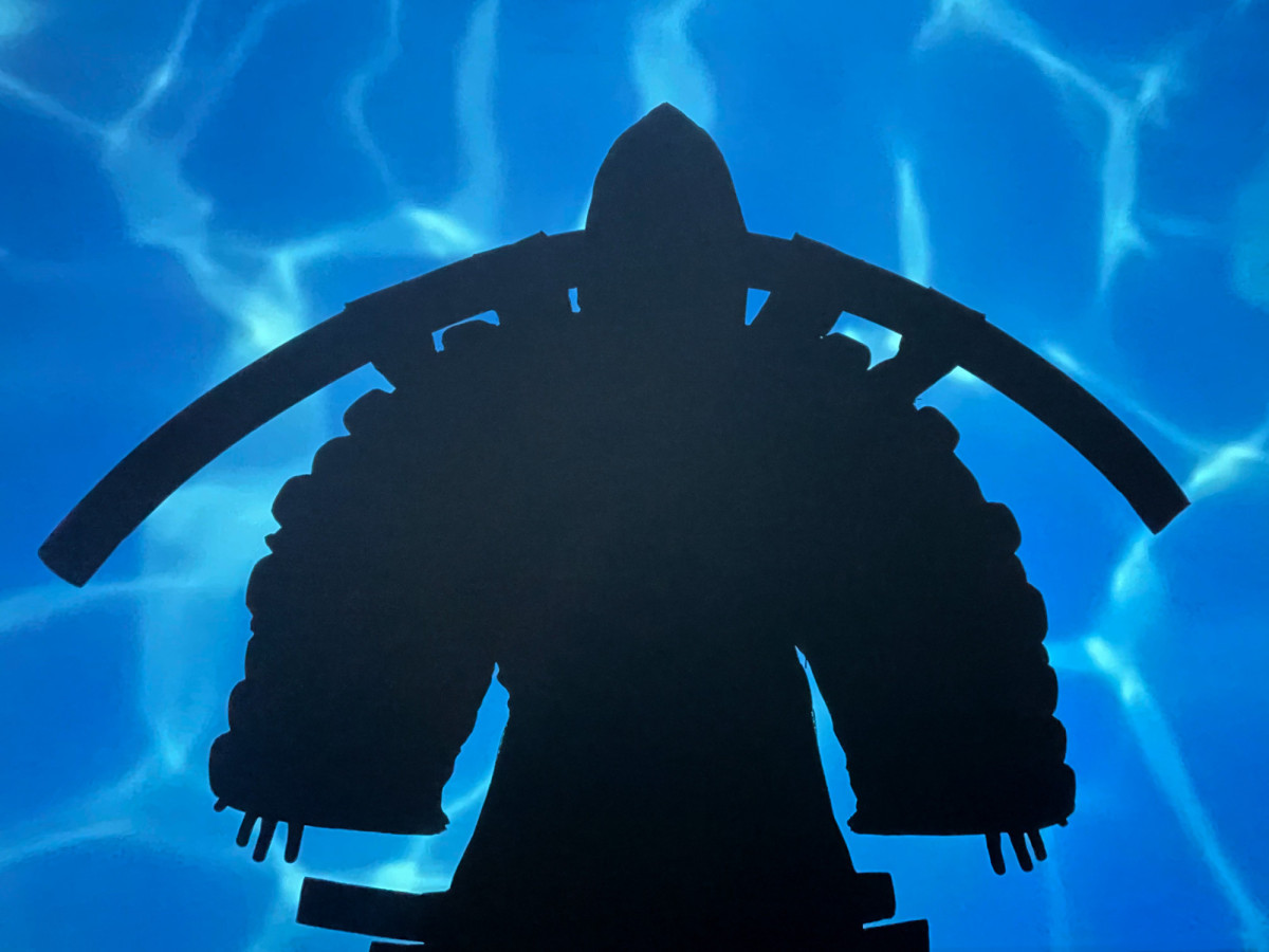Eine schattenhafte Figur die in einem Floating-Anzug auf dem Wasser treibt