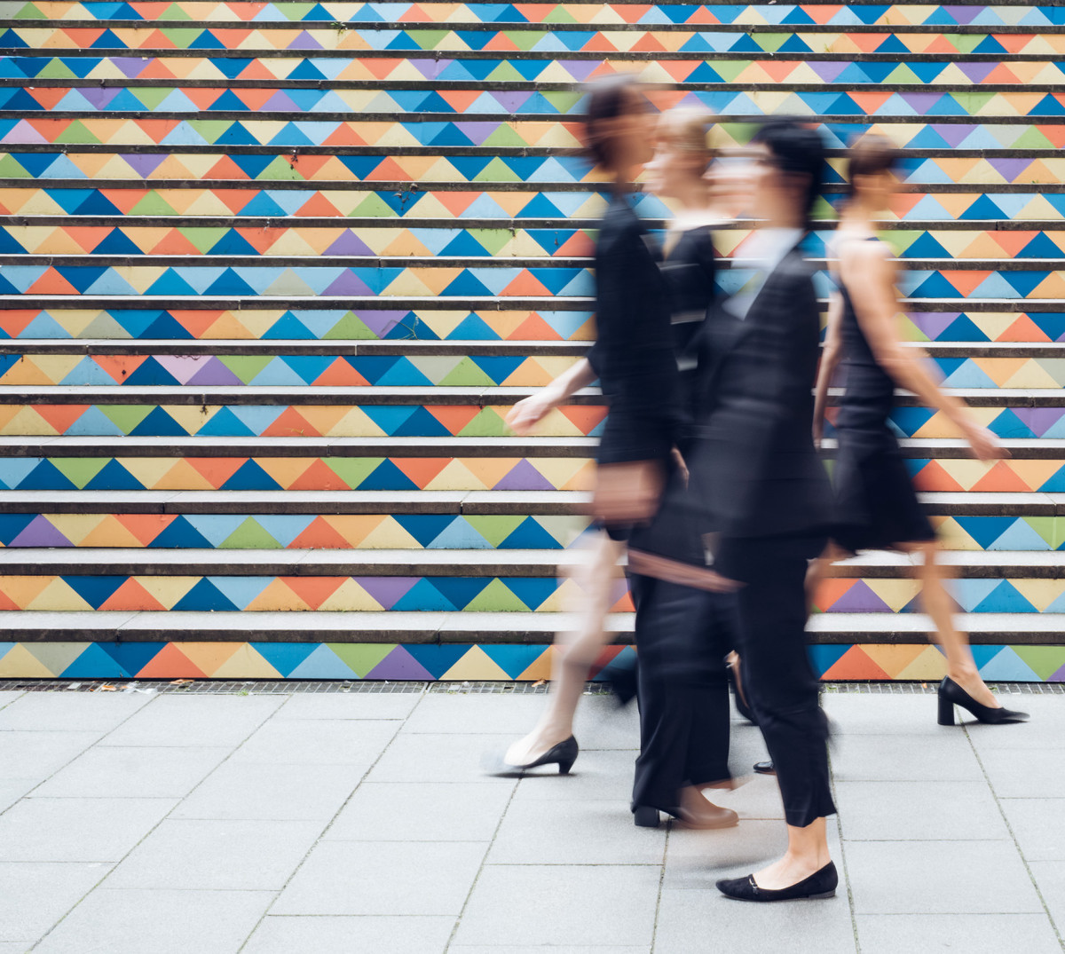 Personen bewegen sich aneinander vorbei. Durch die Bewegung entsteht Bewegungsunsch&auml;rfe und man kann die Gesichter nicht erkennen.