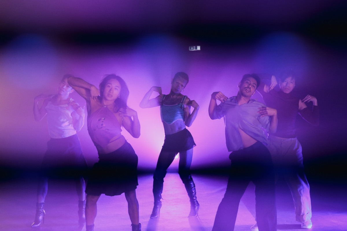 T&auml;nzer*innen in Bewegung in geheimnisvollem Licht