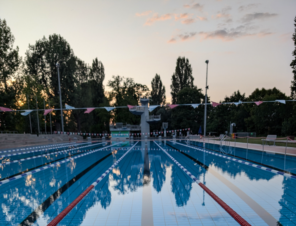 Ein leeres Schwimmbecken in der Abendsonne