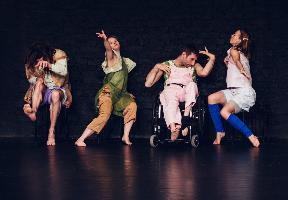 Vier T&auml;nzer*innen mit und ohne Behinderung in gemeinsamer Pose