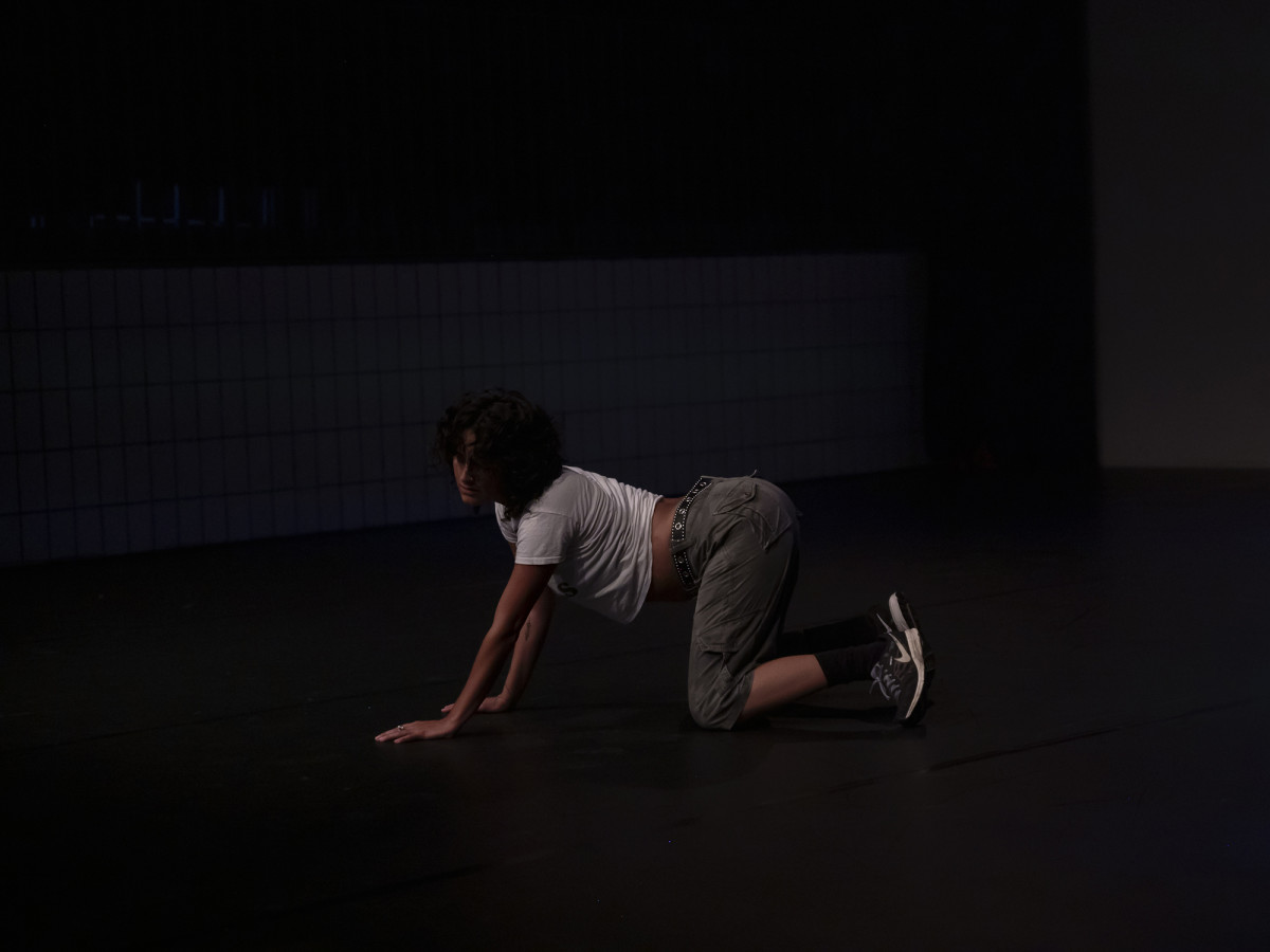 Soroa Lear auf allen vieren mit herausforderndem Blick ins Publikum