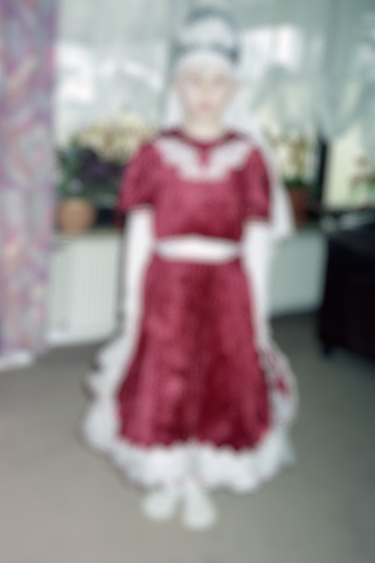 Eine unscharfe Fotografie eines Kindes im roten Kleid