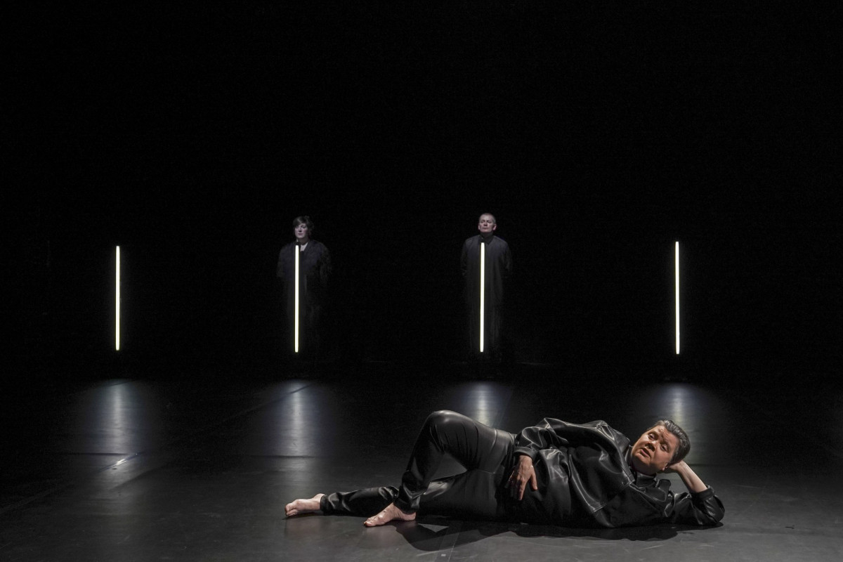 Ein B&uuml;hnenfoto mit einer liegenden Person im Vordergrund