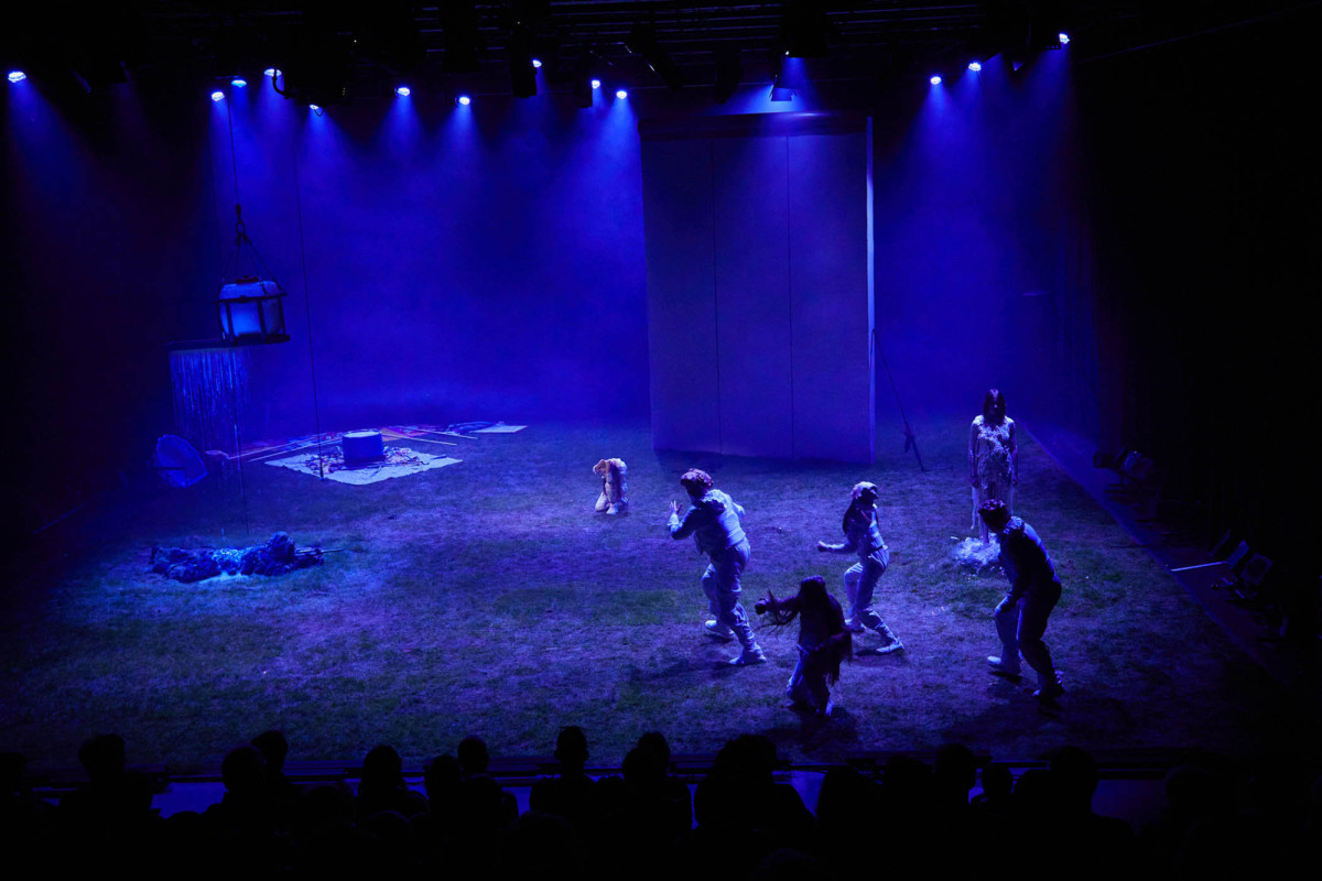 EIne in blaues Licht getauchte B&uuml;hne mit Rollrasen