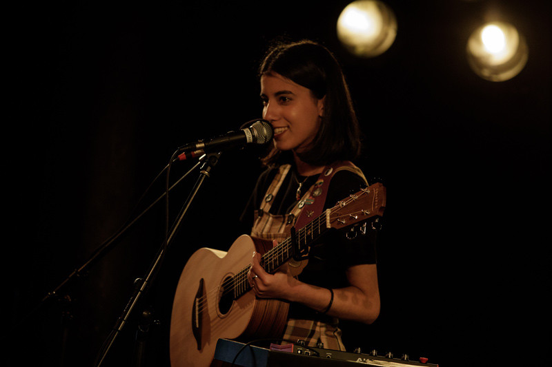 EIn Portr&auml;t von Ameel Hotaky mit Akustikgitarre