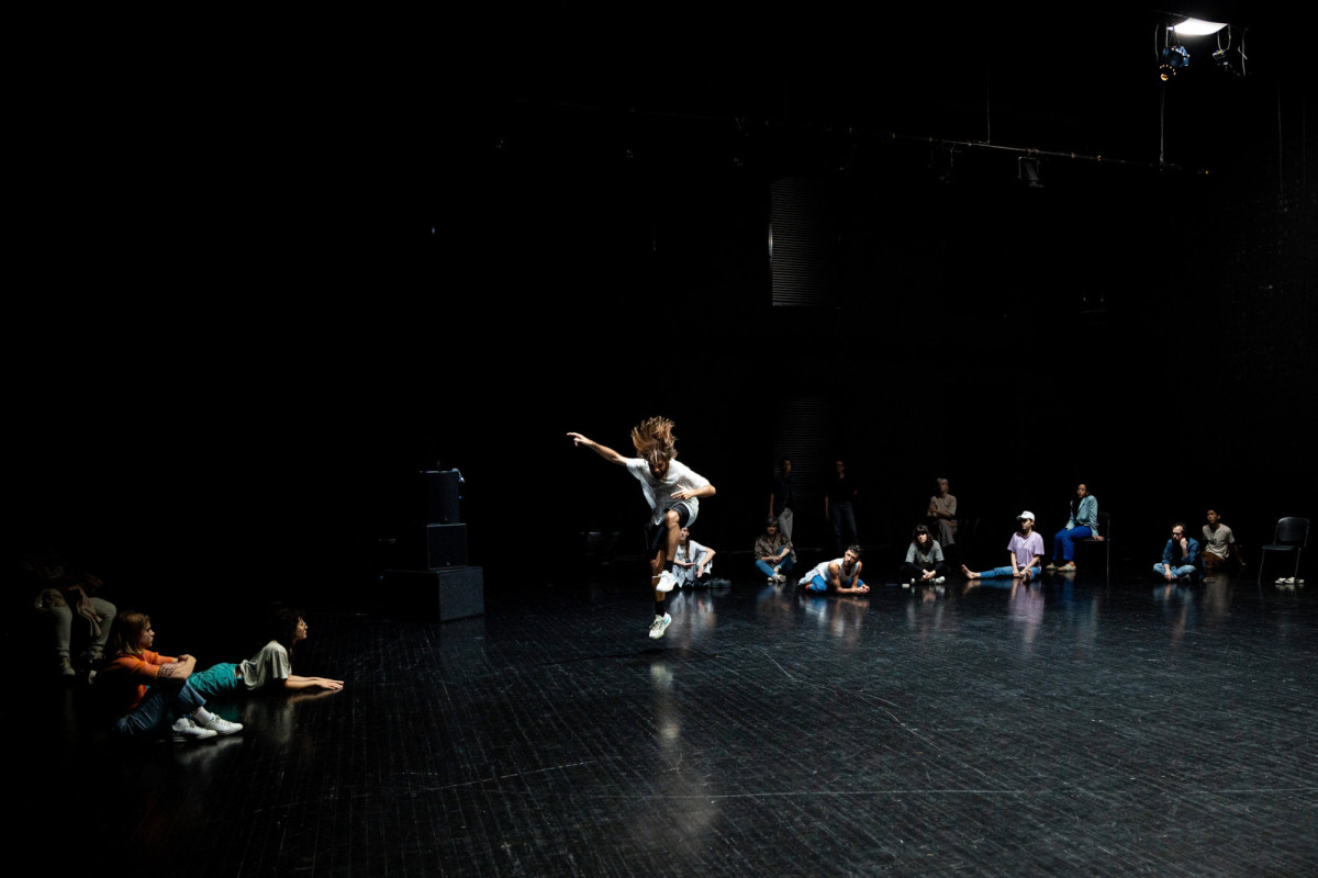 Ametonyo Silva tanzt energetisch in einem Raum voller Workshopteilnehmer*innen