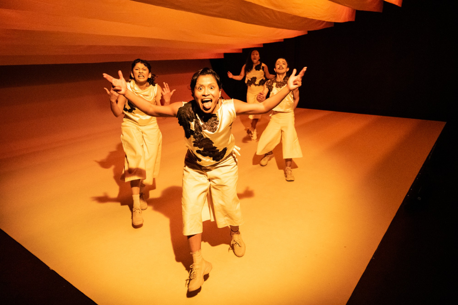 Vier T&auml;nzer*innen laufen auf den Betrachter zu