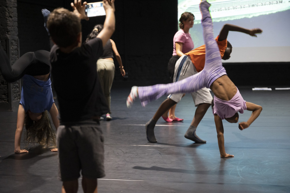 Eine Gruppe Jugendlicher tanzt